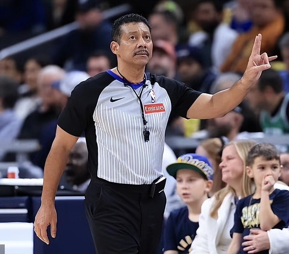 开云官网首页-名哨腿筋拉伤无限期休战！昨日坐轮椅离场 有望常规赛结束前回归