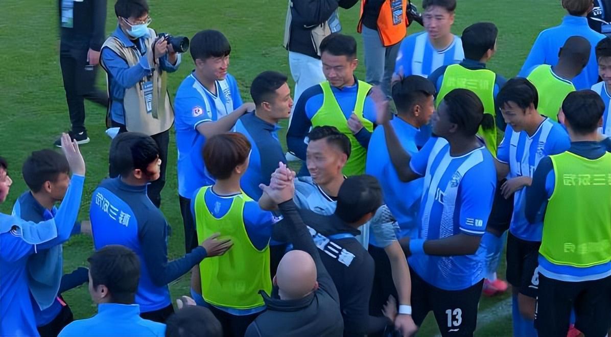 开云体育app下载-贺惯刚正式加盟武汉三镇，就火线迎来新中卫搭档，曾是喀麦隆国脚